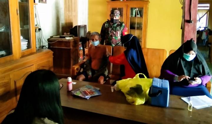 Babinsa Koramil Trucuk Bojonegoro Dampingi Warga Kanten Ikuti Vaksinasi